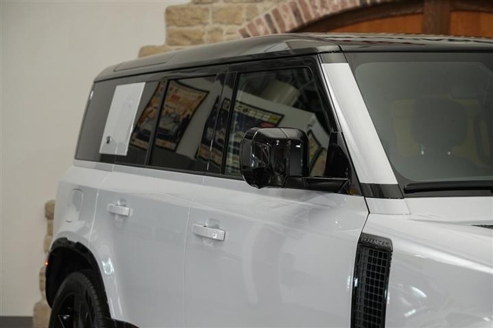 2023 Defender 110 V8 SUV image 5