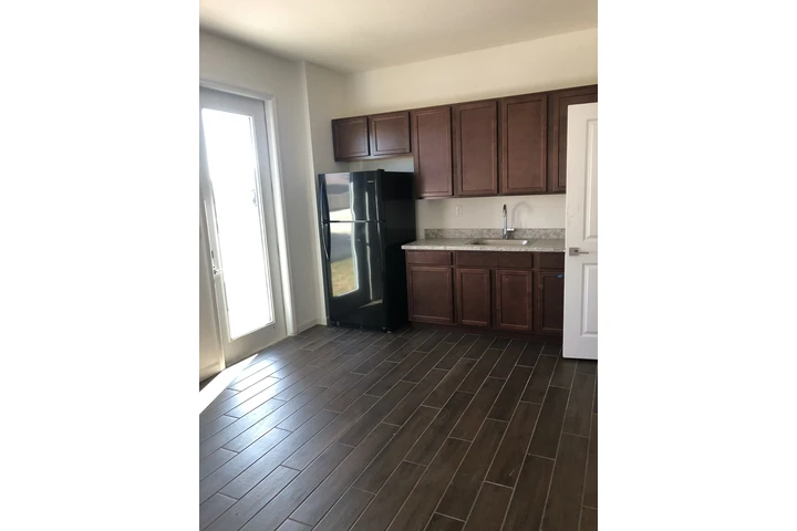 $1500 : rent studio image 1