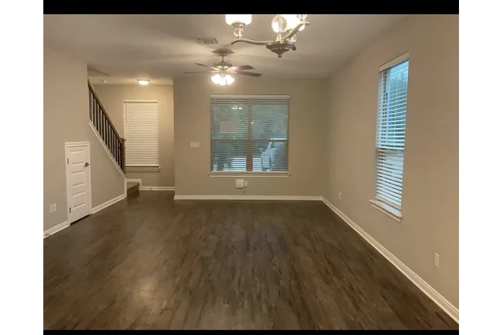 $1050 : 3Bed/2bath image 1