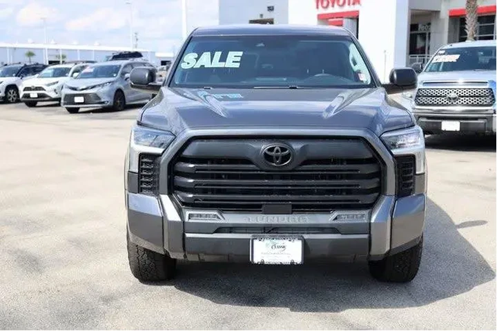 $39592 : Toyota Tundra 2023 4x4 SR5 4 image 2