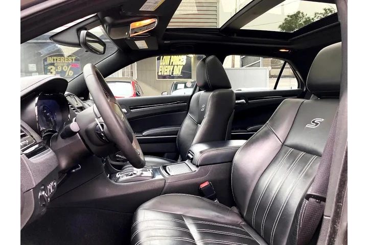 2023 300 S V6 image 7