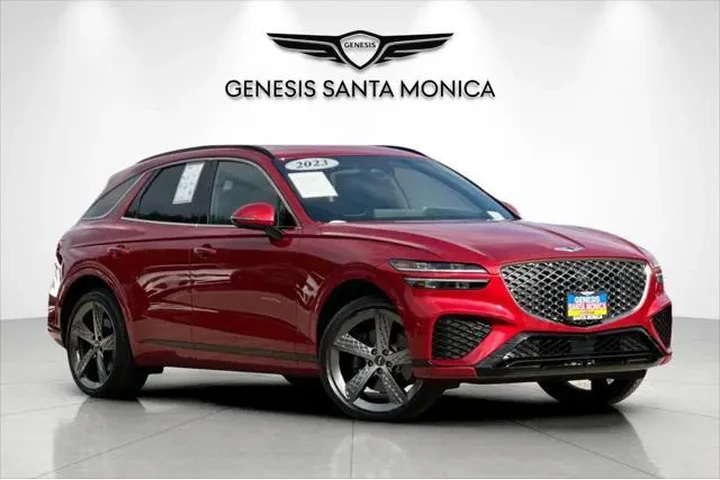 $37558 : Genesis GV70 2023 AWD 2.5T S image 2
