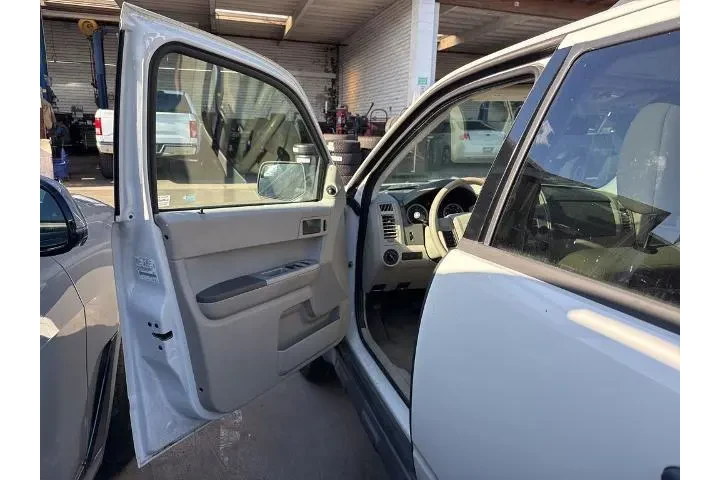 $10977 : Ford Escape 2011 XLT 4dr SUV image 6