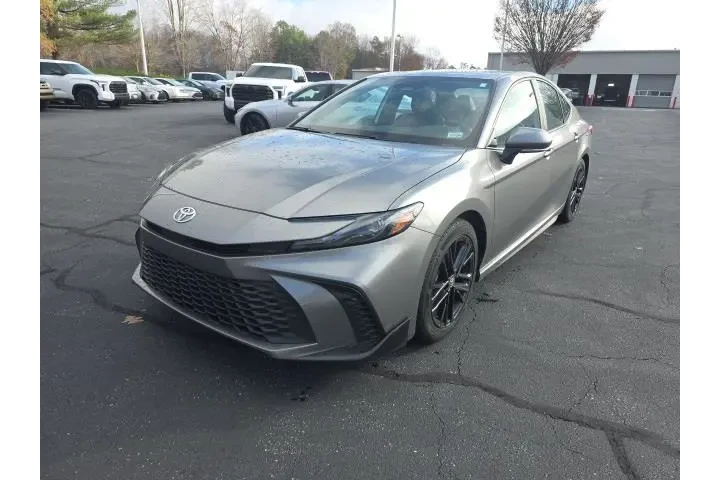 $27992 : Toyota Camry 2025 SE 4dr Sed image 3