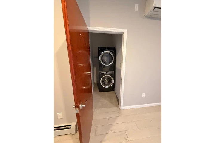 $4850 : 4 bed/3bath OZONE PARK image 3