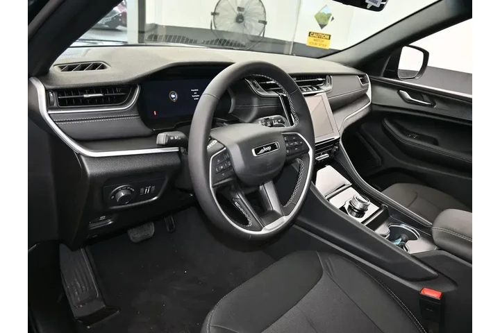 $29995 : Jeep Grand Cherokee 2025 4x2 image 10