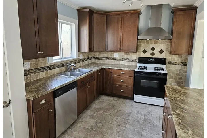 $900 : 2br-1bath Family home image 6