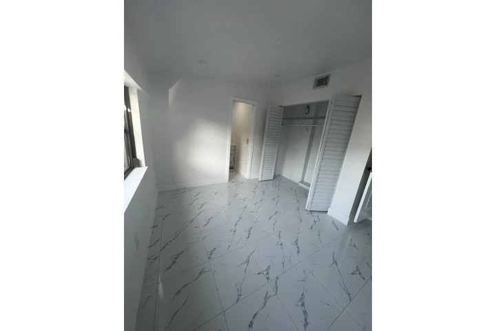 $3300 : Renta de Casa en Hialeah image 8
