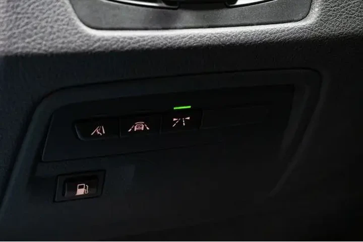 $14313 : BMW 3 Series 2017 330e iPerf image 9