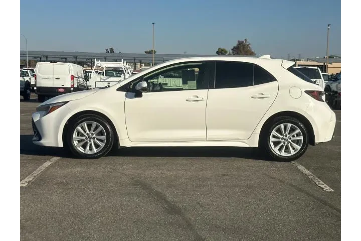 $21990 : Toyota Corolla Hatchback 202 image 6