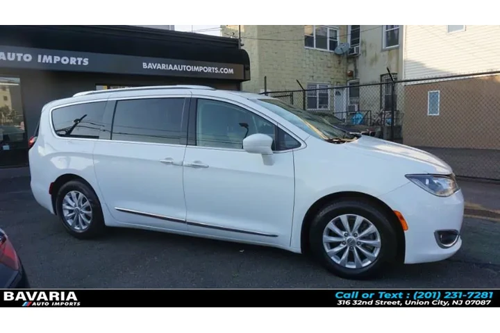 $13995 : 2018 Pacifica Touring L FWD image 8