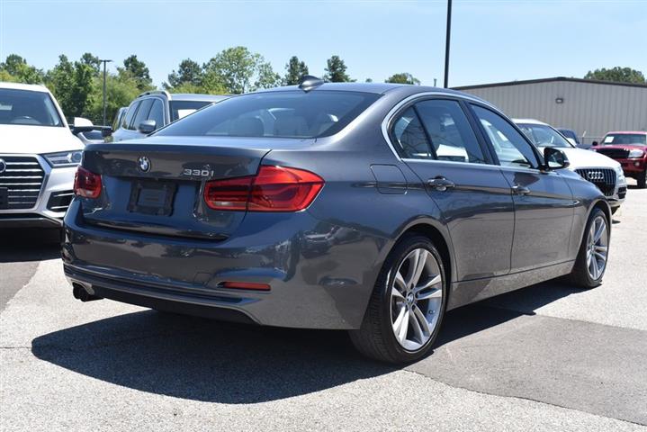 2017 BMW 3 Series 330i image 10