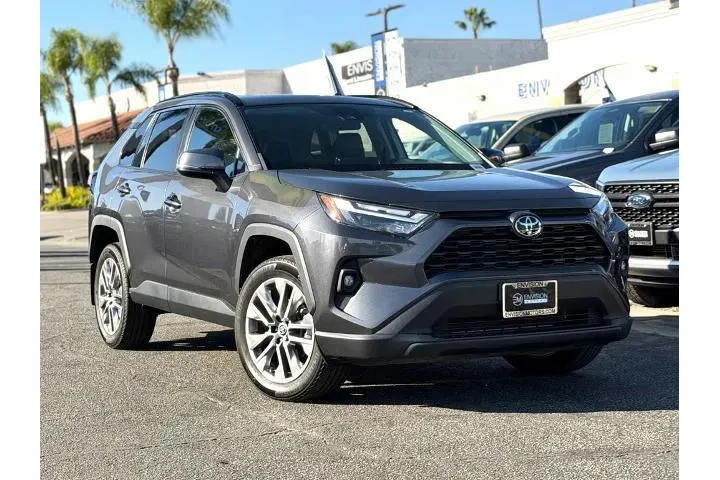 $31495 : Toyota RAV4 2023 XLE Premium image 2