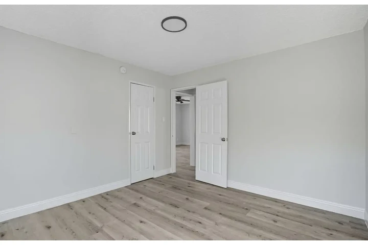 $2000 : 2 Bedroom Apt Available in LA image 6