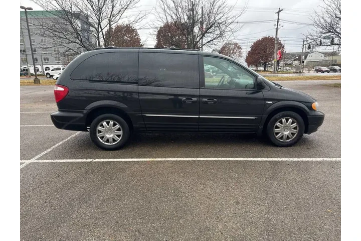 $4700 : 2004 Town and Country Touring image 7