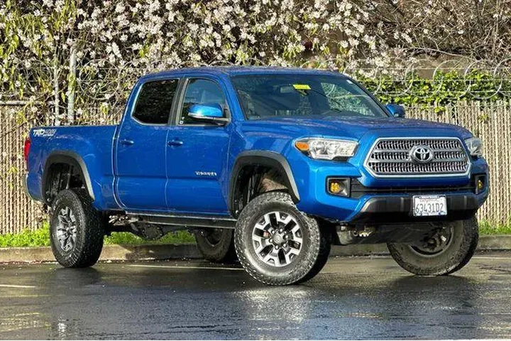$30899 : Toyota Tacoma 2017 4x4 TRD O image 2