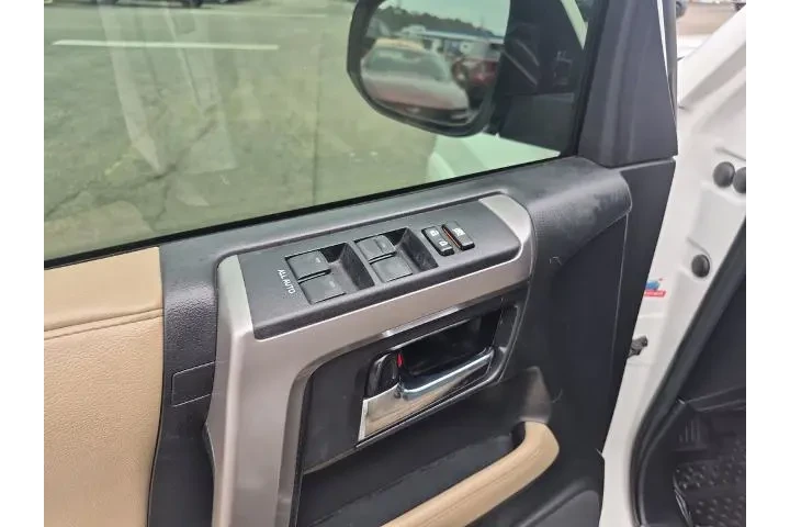 $29988 : Toyota 4Runner 2017 4x4 SR5 image 9