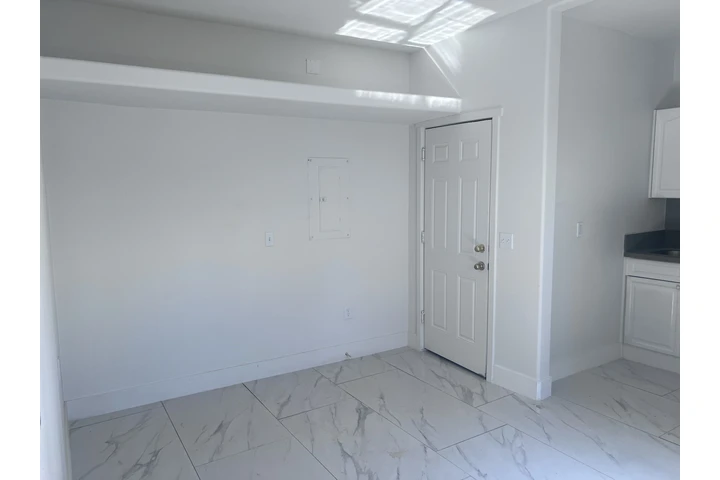 $1200 : Estudio nuevo de una recámara image 5