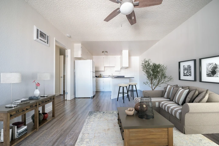 $1900 : Don't wait Call Now image 1