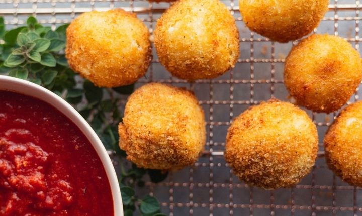 Bolitas de papa y queso mozzarella