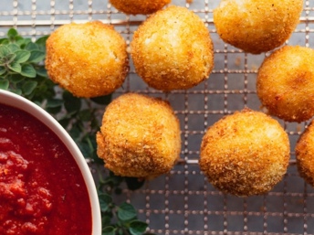 Bolitas de papa y queso mozzarella