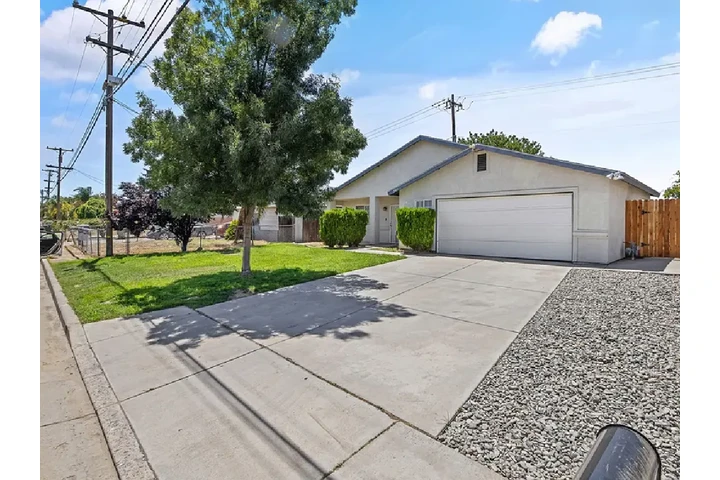 $1050 : beautifully Freshly painted image 1