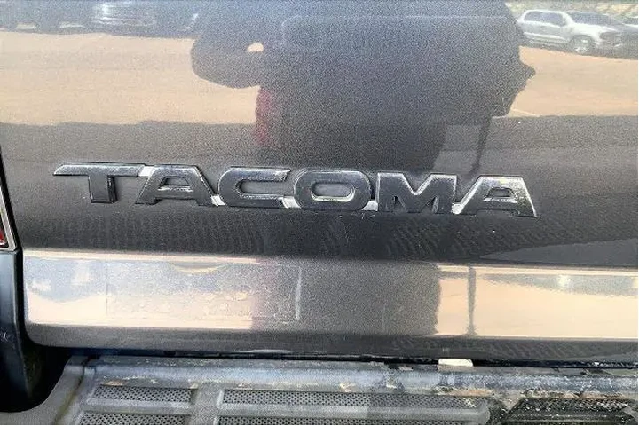 $17972 : Toyota Tacoma 2012 4x4 V6 4d image 9