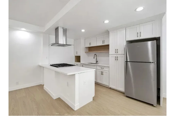 $1400 : 1-Bed  1-Bath in Koreatown now image 2