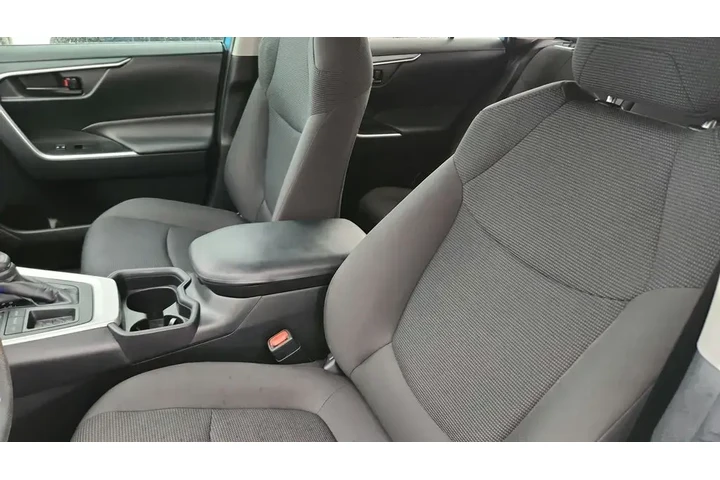 $22692 : Toyota RAV4 2019 LE 4dr SUV image 10