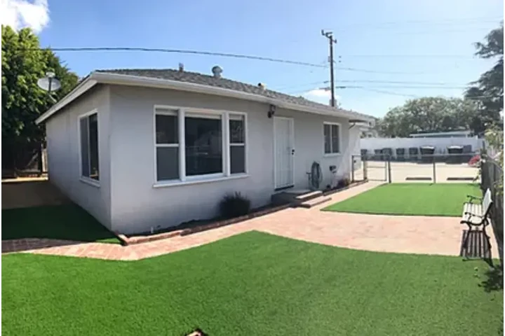 $1695 : 2 BEDROOM HOUSE GARAGE PARKING image 1
