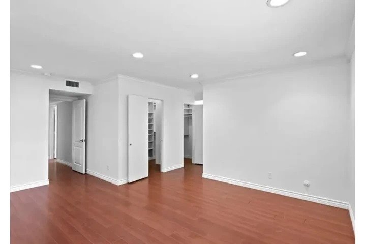 $2435 : 3 Bedroom House in Los Angeles image 8