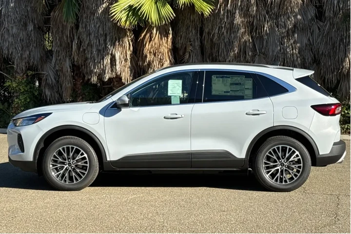 Ford Escape Plug-In Hybrid 2 image 6