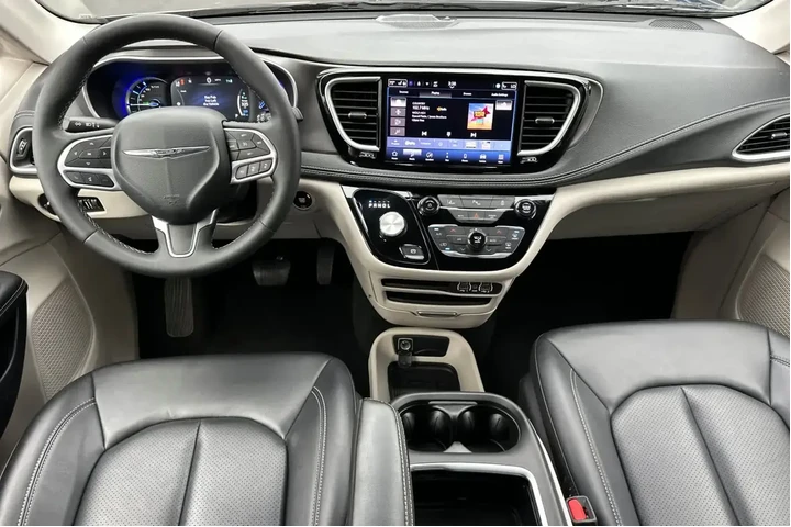 $27995 : Chrysler Pacifica Plug-In Hy image 3