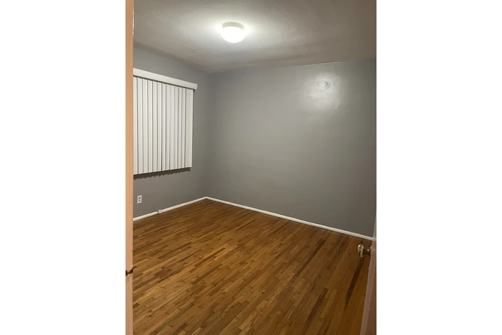 $1300 : Se renta cuarto image 2