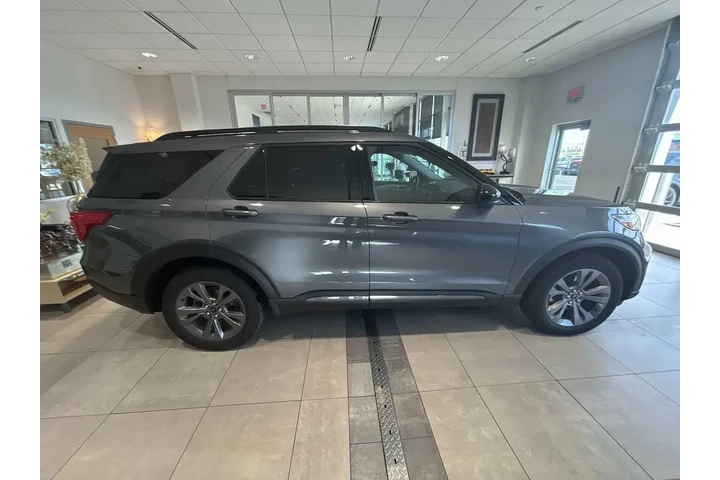 $29989 : Ford Explorer 2022 AWD XLT 4 image 2