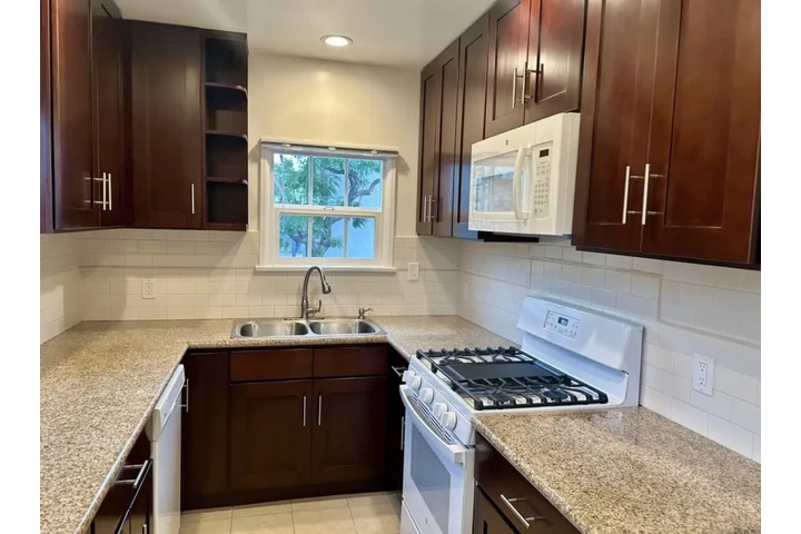 $1450 : Spacious 1 Bedroom 1 Bath Apt image 5