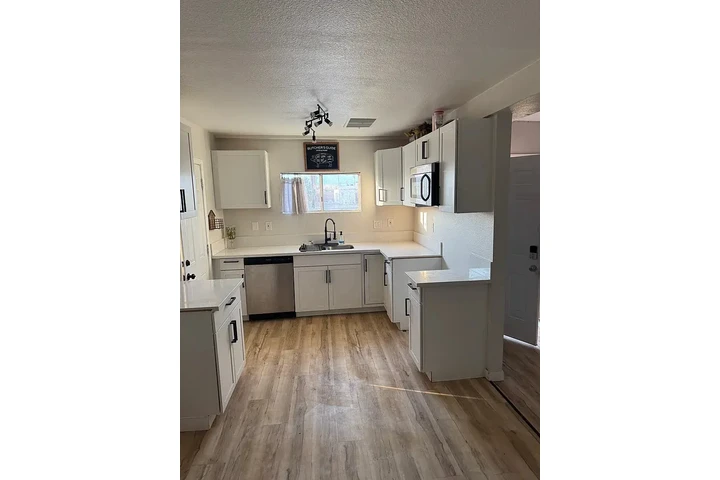 $750 : charming modern 2 bedroom image 5