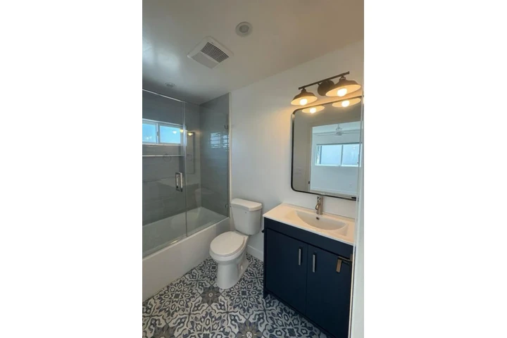 $1900 : 2 Bed 2Bath Apt in Vermont Ave image 9