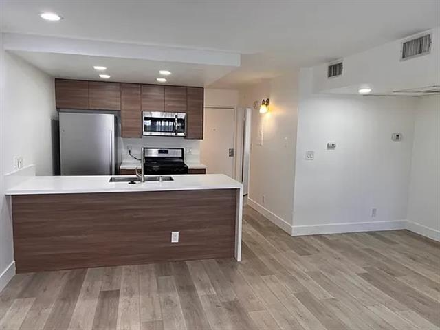 $1800 : 2BD 2BA FOR RENT image 4