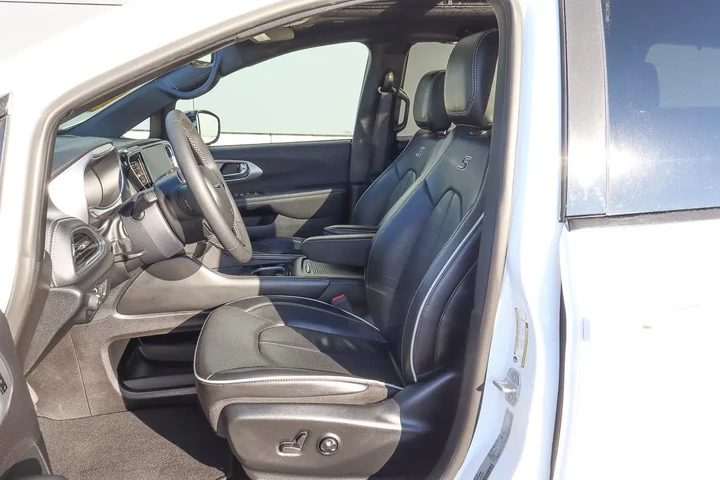 $34388 : 2025 Pacifica Limited FWD image 7