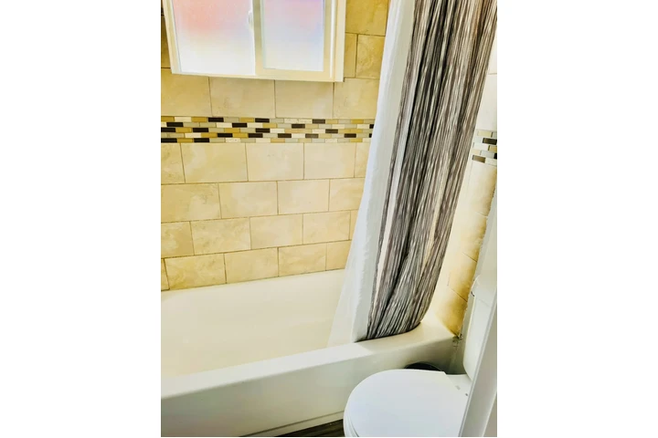 $1200 : Cuarto y Baño PRIVADO Compton image 5