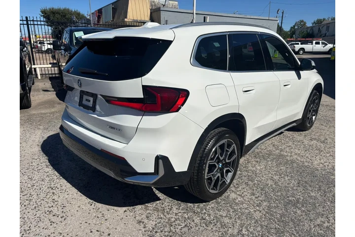 2023 BMW X1 xDrive28i image 4