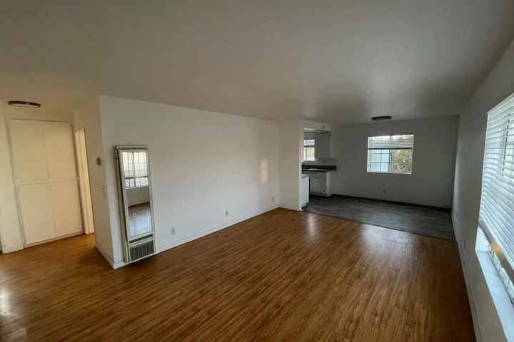 $2495 : 2 in Torrance CA image 3