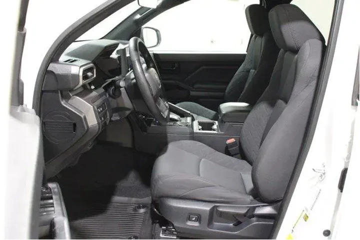 $39998 : Toyota Tacoma 2025 4x2 SR5 4 image 3