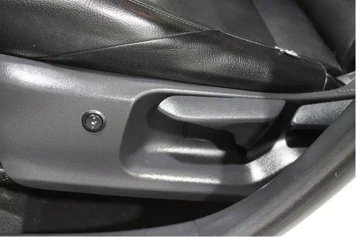 $17989 : Toyota C-HR 2019 XLE 4dr Cro image 5