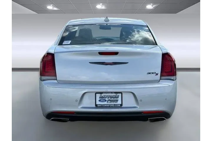 $22996 : Chrysler 300 2022 S V6 4dr S image 3
