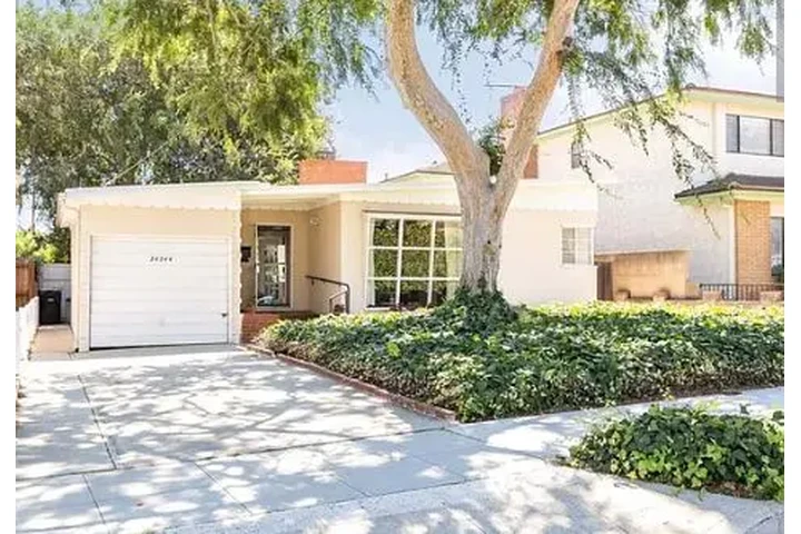 $1585 : LOCATION...LOCATION...LOCATION image 1