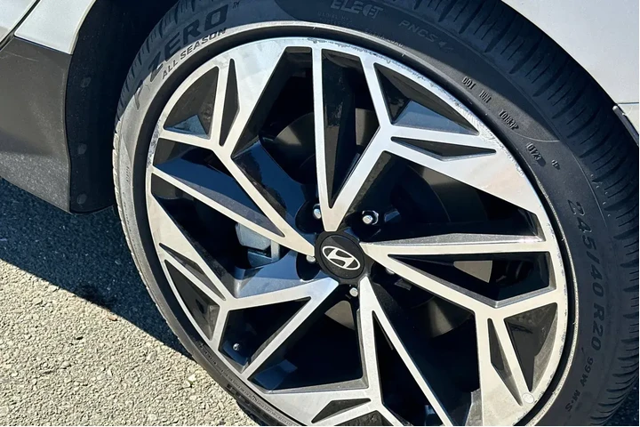 $23990 : Hyundai IONIQ 6 2024 SEL 4dr image 4