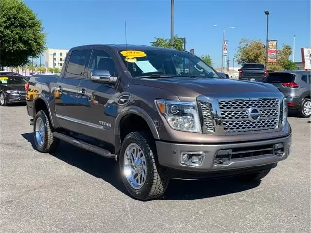 2017 Nissan Titan Crew Cab image 2