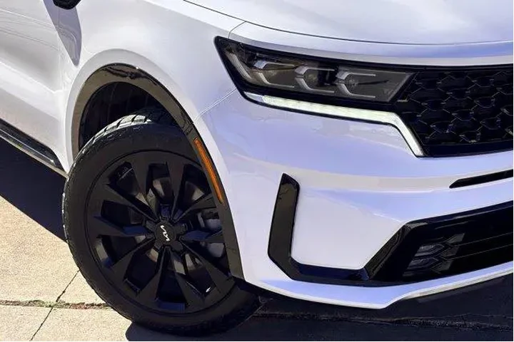 $26977 : Kia Sorento 2022 AWD SX 4dr image 3